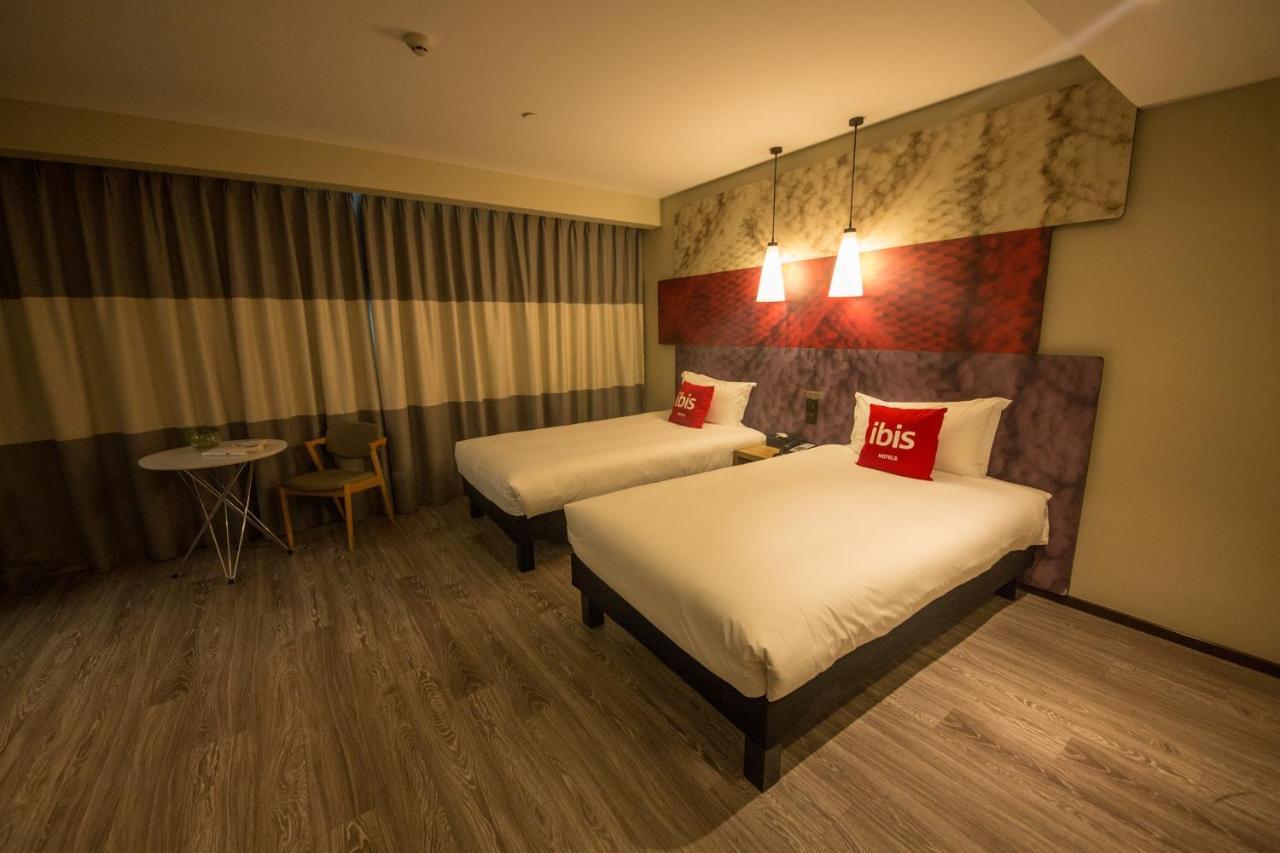 Ibis Urumqi Weixing Square Hotel Eksteriør billede
