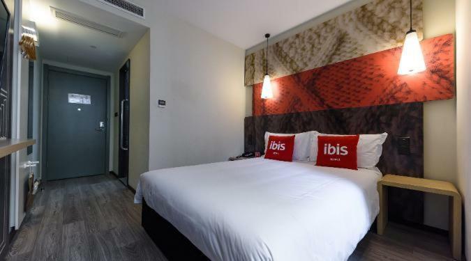 Ibis Urumqi Weixing Square Hotel Eksteriør billede